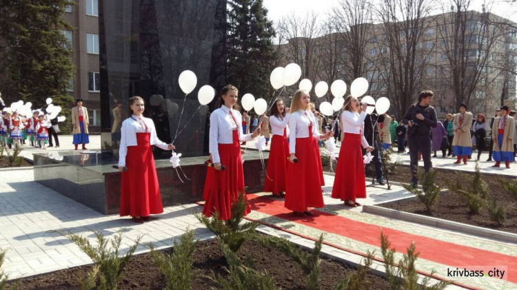 В Кривом Роге прошло торжественное открытие скульптуры (ФОТОРЕПОРТАЖ, ВИДЕО)