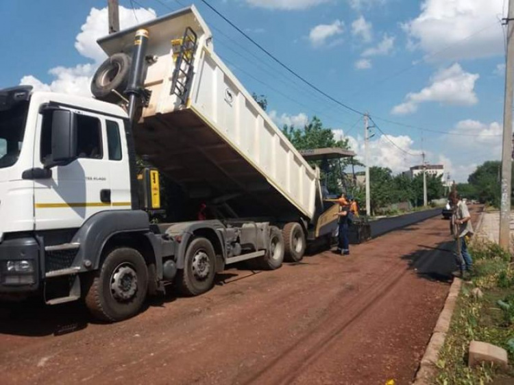 В одном из районов Кривого Рога во дворах жилых домов продолжают асфальтировать улицы (ФОТОФАКТ)