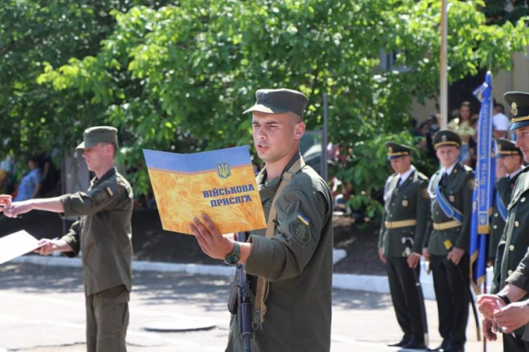 В Кривом Роге 168 нацгвардейцев приняли присягу (фото)