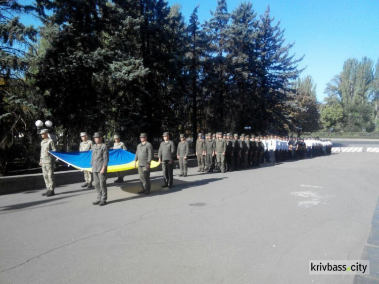 В Кривом Роге торжественно подняли государственный флаг Украины (ФОТО+ВИДЕО)