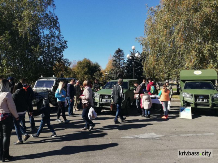 Танки, артиллерийские комплексы, минометы: в Кривом Роге проходит выставка военной техники (ФОТО)