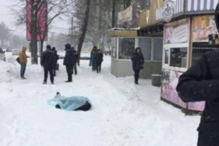 В Кривом Роге возле автовокзала найден труп мужчины