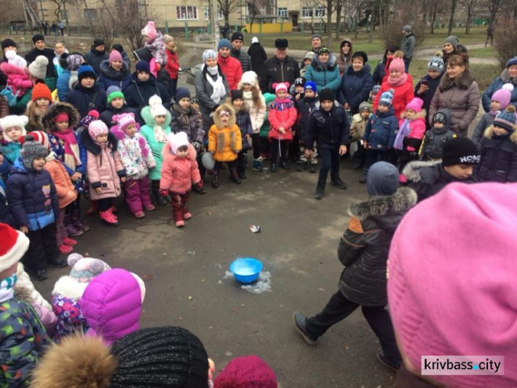 В микрорайоне Восточный-1 в Кривом Роге открылась новогодняя ёлка (ФОТОФАКТ)