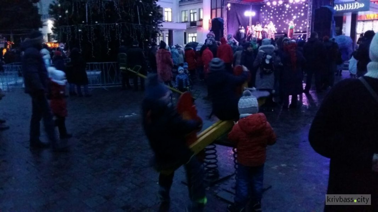 В Покровском районе Кривого Рога праздничными огнями зажглась новогодняя елка (фоторепортаж)