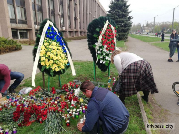 Жители Кривого Рога в знак скорби несут цветы и венки к месту трагедии