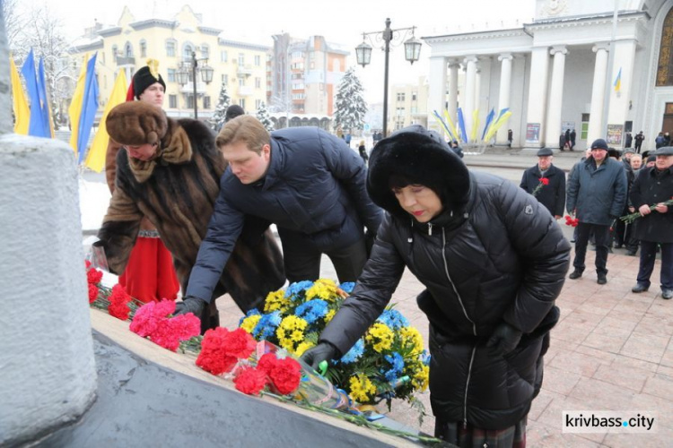 В День Соборности Украины криворожане собрались у памятника Великому Кобзарю (ФОТОФАКТ)