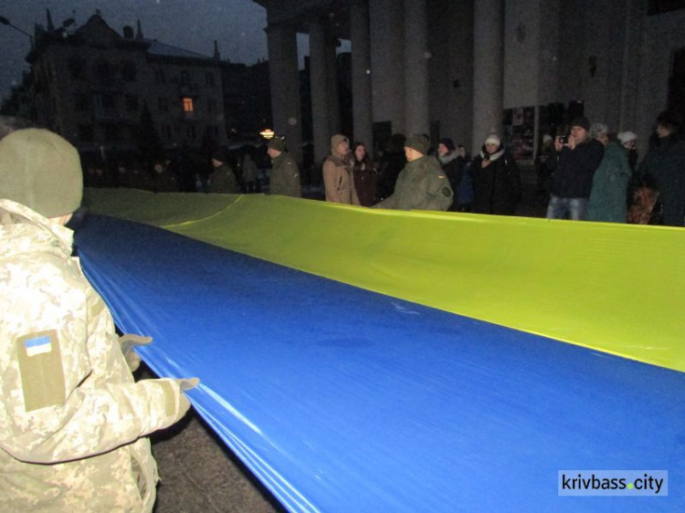 В Кривом Роге ко дню Соборности Украины растянули 100-метровый флаг (фото)