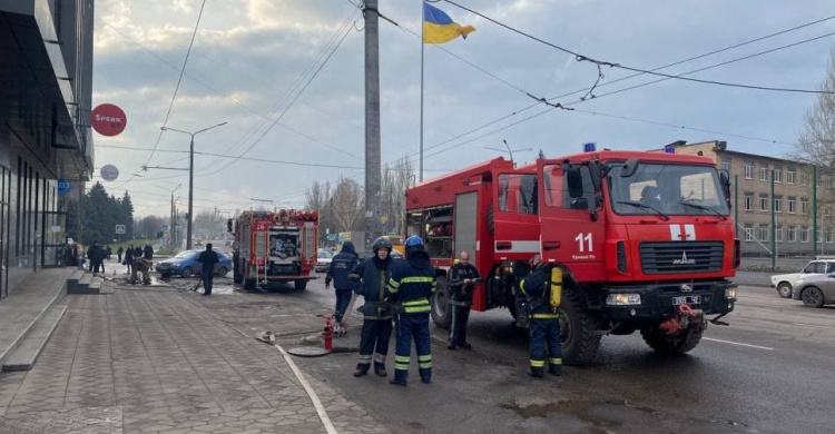 У Металургійному районі загорілась та обрушилась стеля будівлі