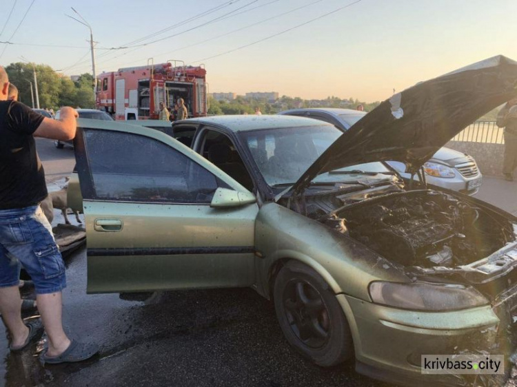 В Покровском районе на мосту горел легковой автомобиль