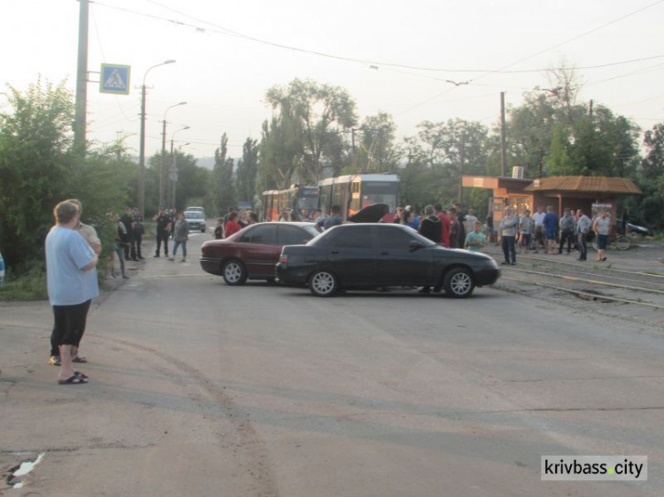 В Кривом Роге отчаявшиеся жильцы перекрыли движение в двух районах города, требуя восстановить электроснабжение (фото)