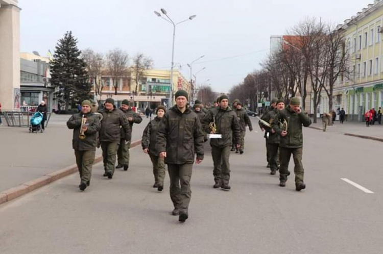 Гвардейцы поддержали акцию и прошлись по центральной улице Кривого Рога (фото)