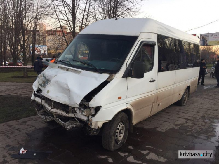 Кривой Рог - маршрутка - ДТП: подробности аварии в районе горисполкома (ФОТО)