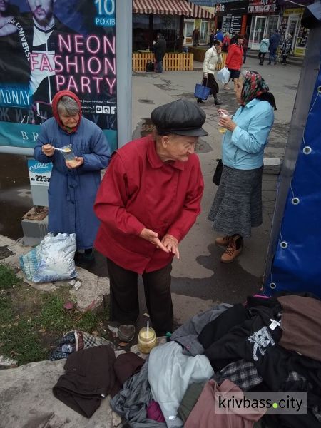 В центре Кривого Рога разбили палатки и бесплатно раздавали еду (ФОТО)