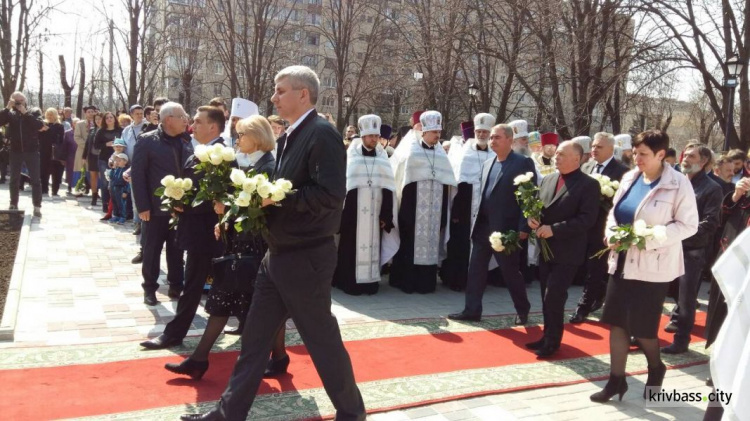 В Кривом Роге прошло торжественное открытие скульптуры (ФОТОРЕПОРТАЖ, ВИДЕО)