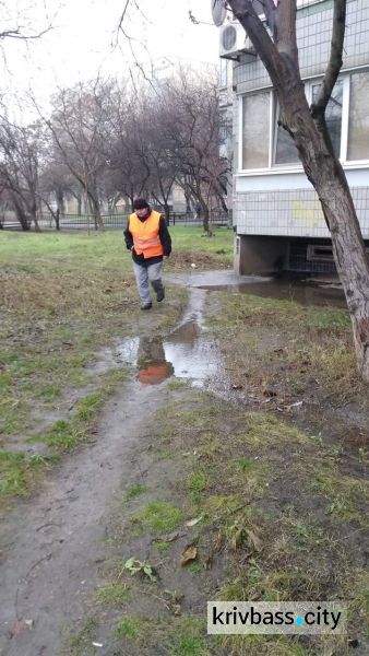 В районе гостиницы "Киев" в Кривом Роге появился гейзер (ФОТОФАКТ)