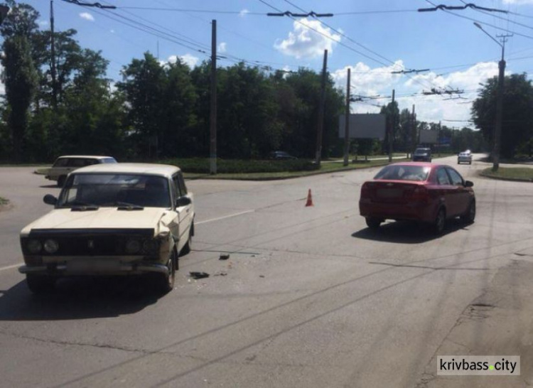 На перекрёстке в Кривом Роге не разминулись две машины (ФОТО)