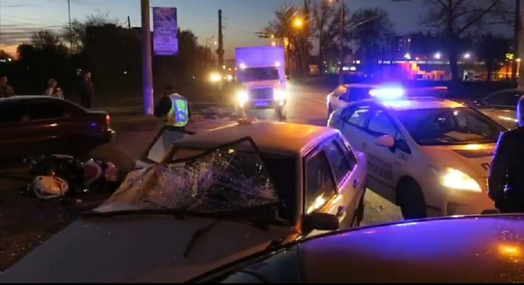 В Кривом Роге столкнулись два автомобиля и мотоцикл - пострадавшие находятся в больнице (фото)