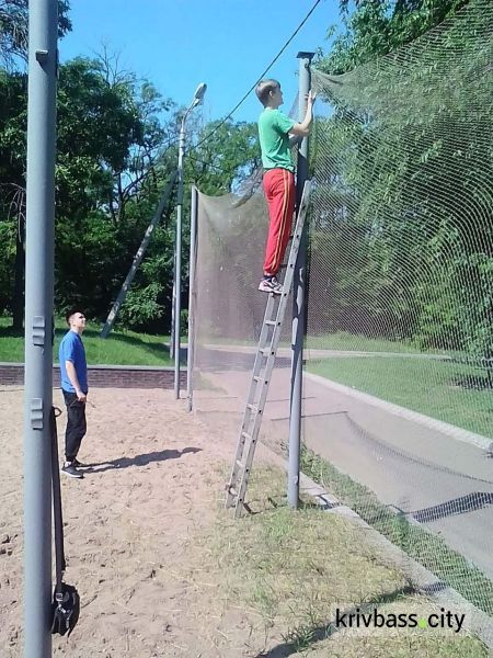 В Кривом Роге прошел субботник по обустройству спортивной площадки (фото)