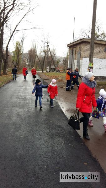 В Кривом Роге продолжают укладывать асфальт по межквартальным дорогам (ФОТО)