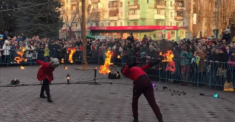 Сжигание чучела, конкурсы, шоу-программа: в Покровском районе Кривого Рога вкусно и интересно отпраздновали Масленицу  (фото)