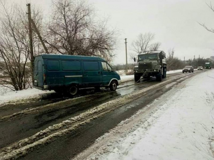 Нацгвардейцы из Кривого Рога помогли пострадавшим в ДТП (фото)