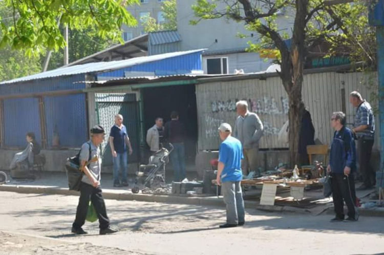 В Кривом Роге активисты с депутатом прошлись по "наливайкам" (ФОТО)