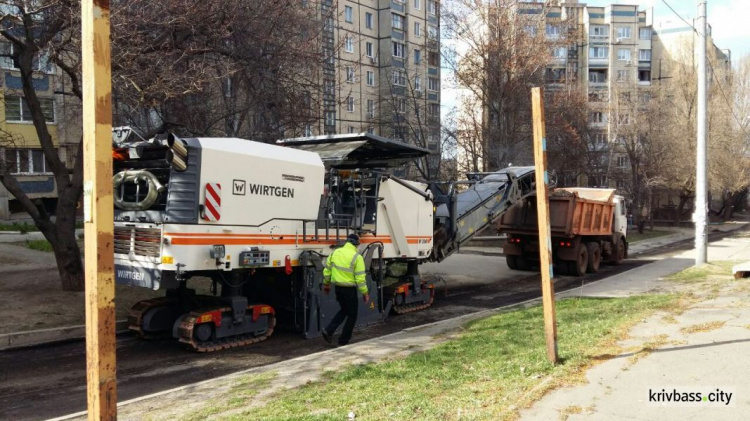 В Покровском районе Кривого Рога приступили к ремонту дорог (фото)