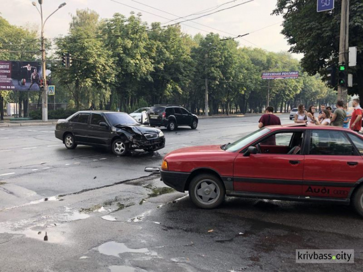 В результате аварии в Кривом Роге пострадали двое несовершеннолетних пассажиров (ФОТО)