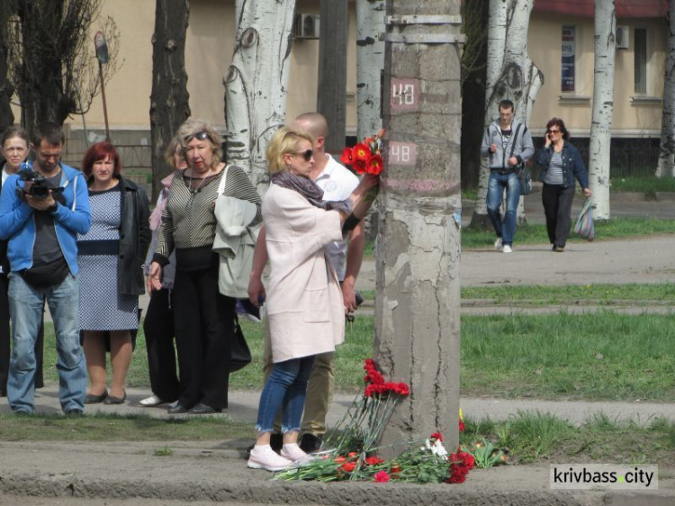 В Кривом Роге проводят следственный эксперимент на месте жуткого ДТП, а жители несут цветы(ФОТО)