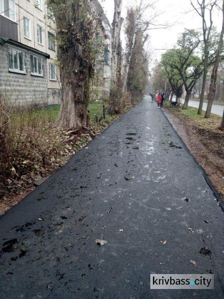 В Кривом Роге продолжают укладывать асфальт по межквартальным дорогам (ФОТО)