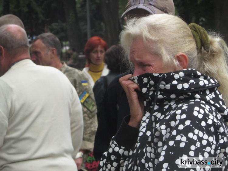 В Кривом Роге замкомбата стал на колени перед родственниками погибших под Иловайском (ФОТО)