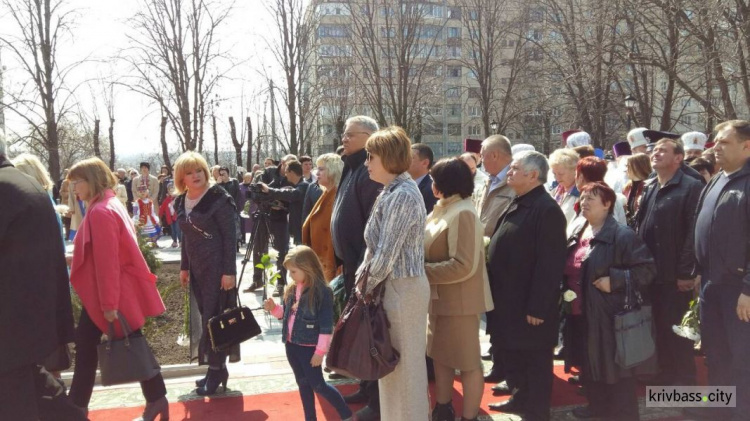 В Кривом Роге прошло торжественное открытие скульптуры (ФОТОРЕПОРТАЖ, ВИДЕО)