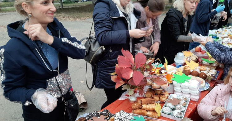 "От сердца к сердцу": в Криворожских школах начались традиционные осенние ярмарки (фото)