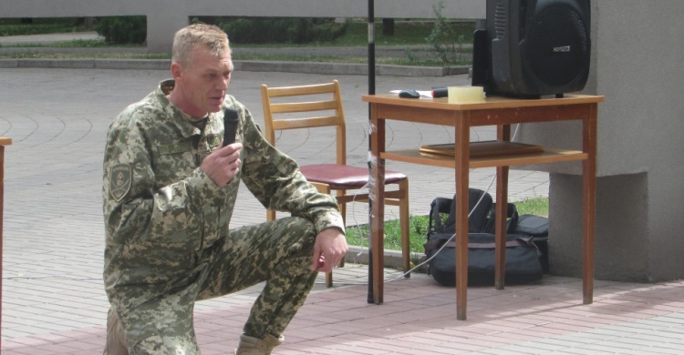 В Кривом Роге замкомбата стал на колени перед родственниками погибших под Иловайском (ФОТО)