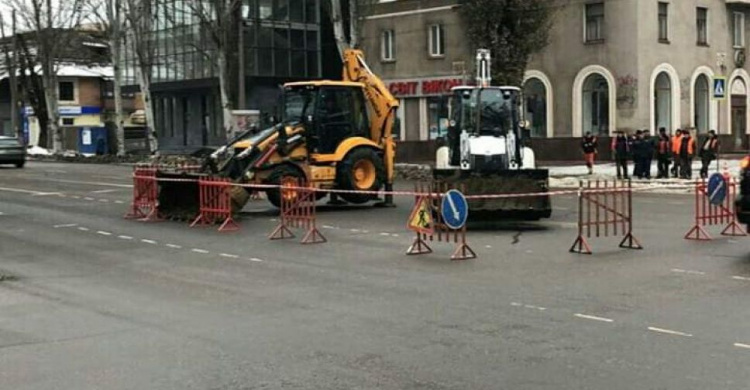 Движение транспорта в центре Кривого Рога затруднено: коммунальщики проводят работы посреди проезжей части (фото)