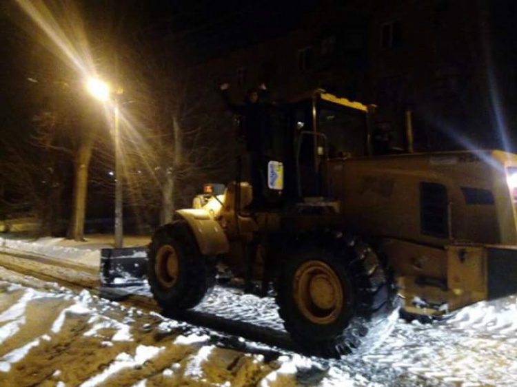 В Кривом Роге продолжается борьба на дорогах с последствиями стихии (ФОТО)