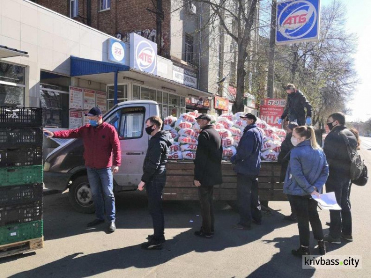 В Кривом Роге пенсионерам развозят продуктовые наборы