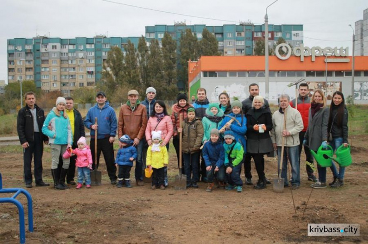 Жители микрорайонов Восточный-2,3 в Кривом Роге вышли на субботник (ФОТОРЕПОРТАЖ)