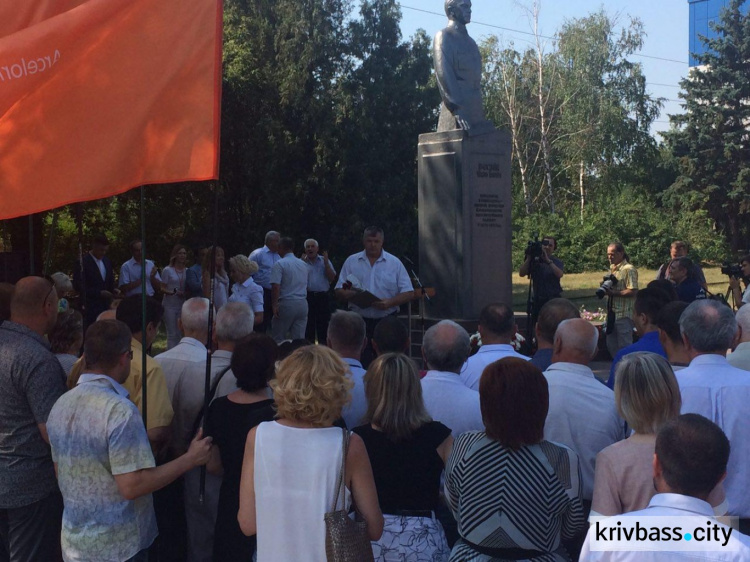 В Кривом Роге прошел торжественный митинг ПАО "АрселорМиттал Кривой Рог" (ФОТО)