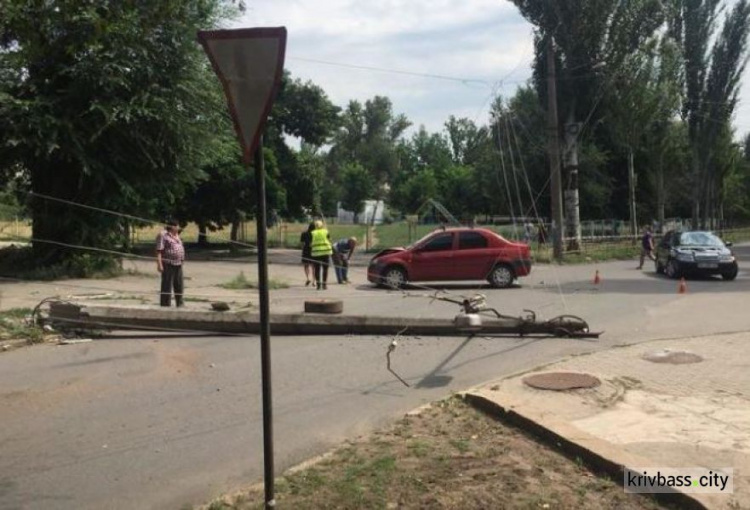 В Кривом Роге водитель совершил ДТП, а затем повалил столб (ФОТО)