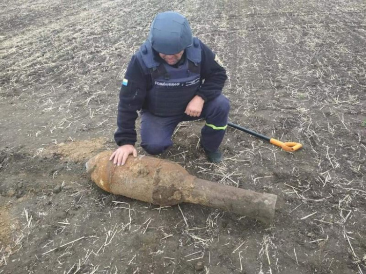 Под Кривым Рогом нашли устаревший реактивный снаряд (фото)