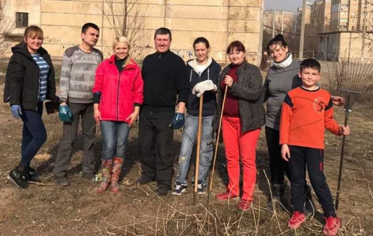 Криворожане организовались и провели субботник в своём районе (фото)