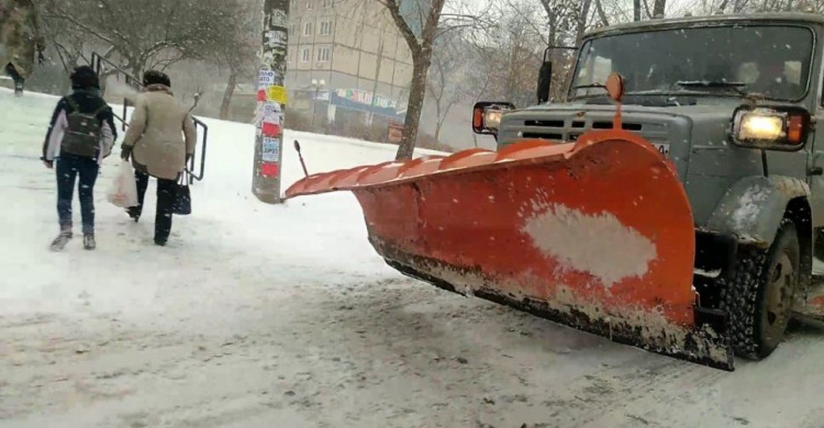 В Кривом Роге расчищает дорогу почти сотня единиц техники