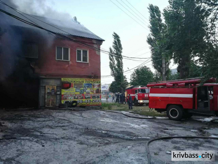 В Кривом Роге на СТО горели покрышки и крыша (ФОТО)