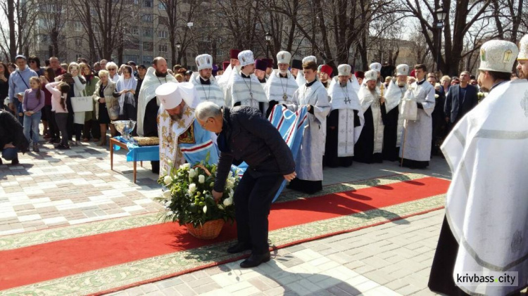 В Кривом Роге прошло торжественное открытие скульптуры (ФОТОРЕПОРТАЖ, ВИДЕО)