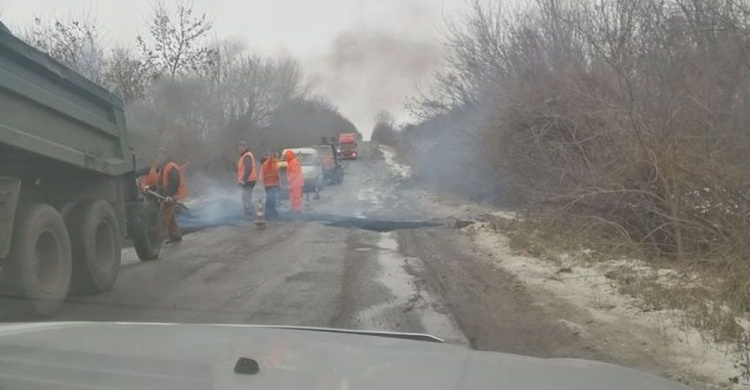 Лужи не помеха: известная криворожанка показала как на кировоградской трассе асфальт укладывают "по-мокрому"(фото)