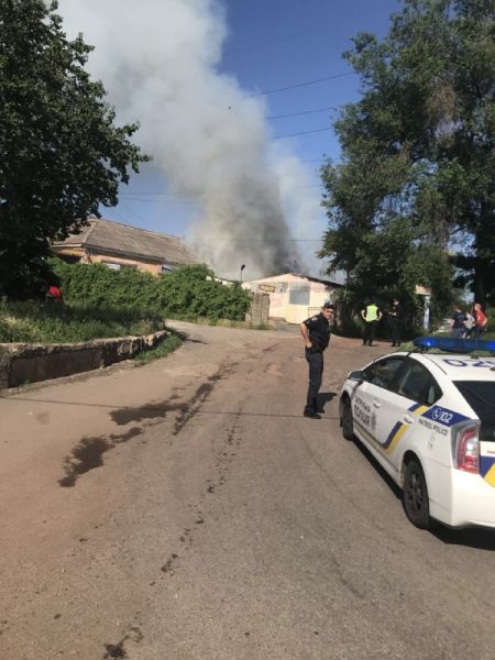 В Кривом Роге загорелась автомастерская с машинами внутри (фото)