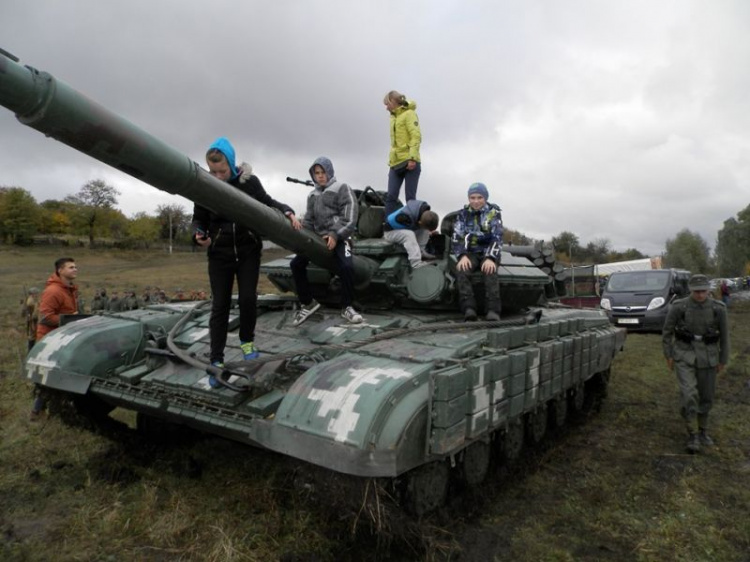 Историческая реконструкция военных событий, военная техника: на Днепропетровщине прошел фестиваль "Сила непокоренных"(фото)