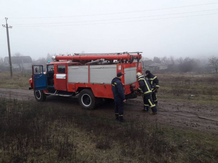 Витягали на буксирі: криворізькі рятувальники визволили медичну бригаду швидкої