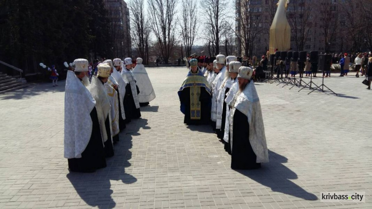 В Кривом Роге прошло торжественное открытие скульптуры (ФОТОРЕПОРТАЖ, ВИДЕО)